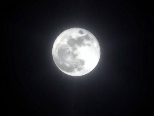 新疆多地现不明飞行物，目击者称和月亮一样亮，几秒内突然加速消失，可能是什么？